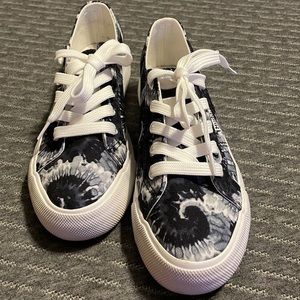 Brand new Mudd lace-up sneakers size 8.5